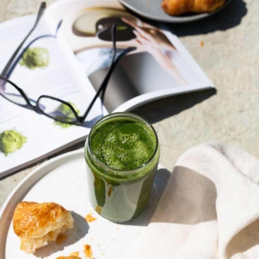 This emerald green smoothie made with Matcha Super Green from Rishi is perfect for this sunny day picnic or on the go