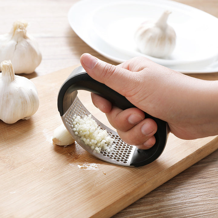 One Hand Style Garlic Press Curved Rocker Design To Crush Garlic Cloves