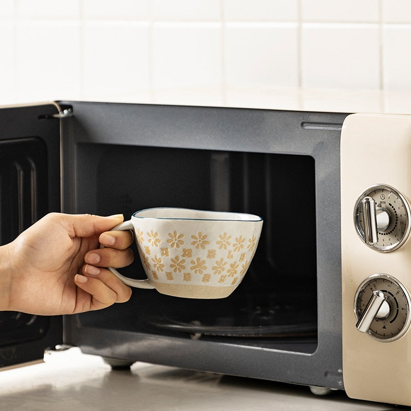 Retro Style Cream Microwave Oven